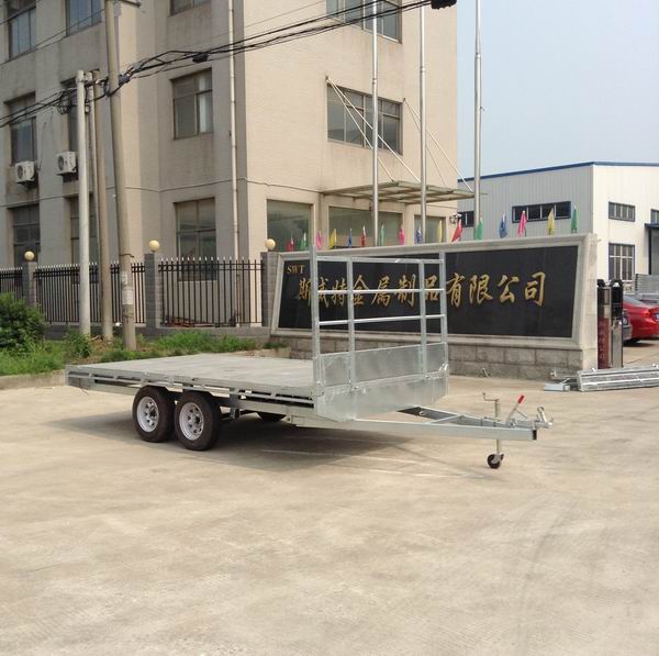 Flat low bed trailer for machinery transport